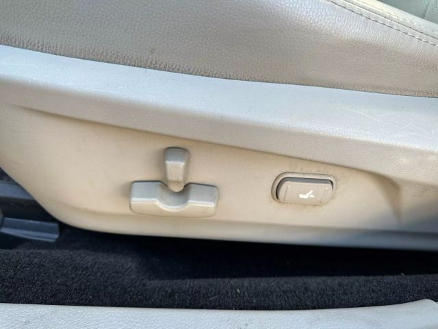 2011 Subaru Outback 3.6R Limited Navigation Image 14 of 43