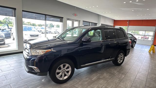 2011 Toyota Highlander Base Image 2 of 34