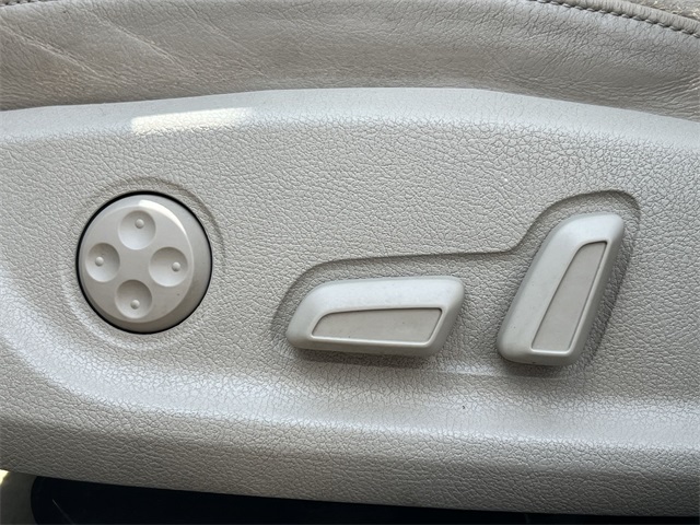 Vehicle image 20 of 24