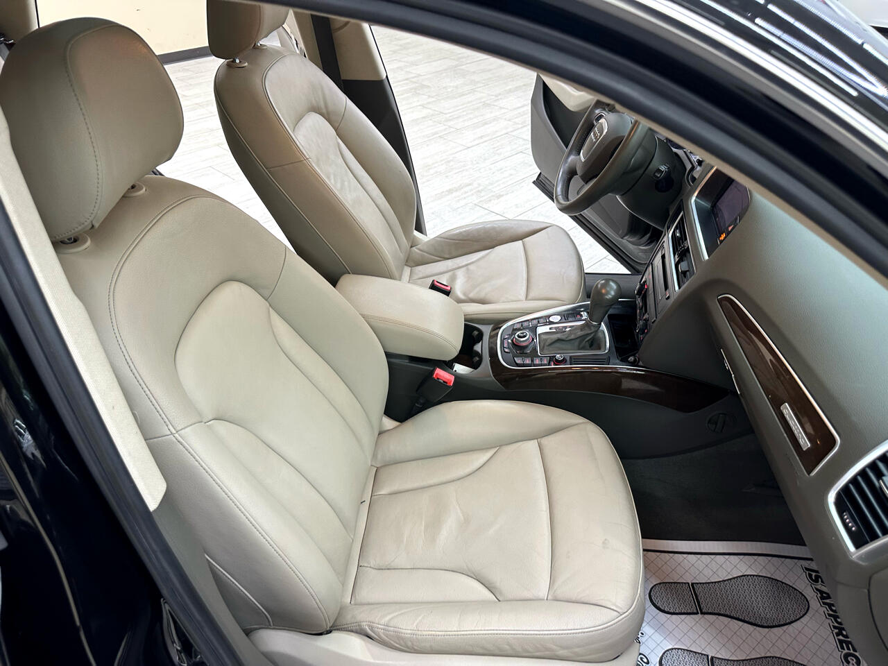 Vehicle image 16 of 44