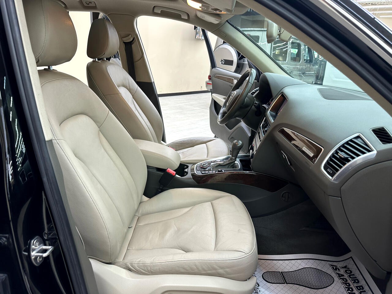 Vehicle image 17 of 44