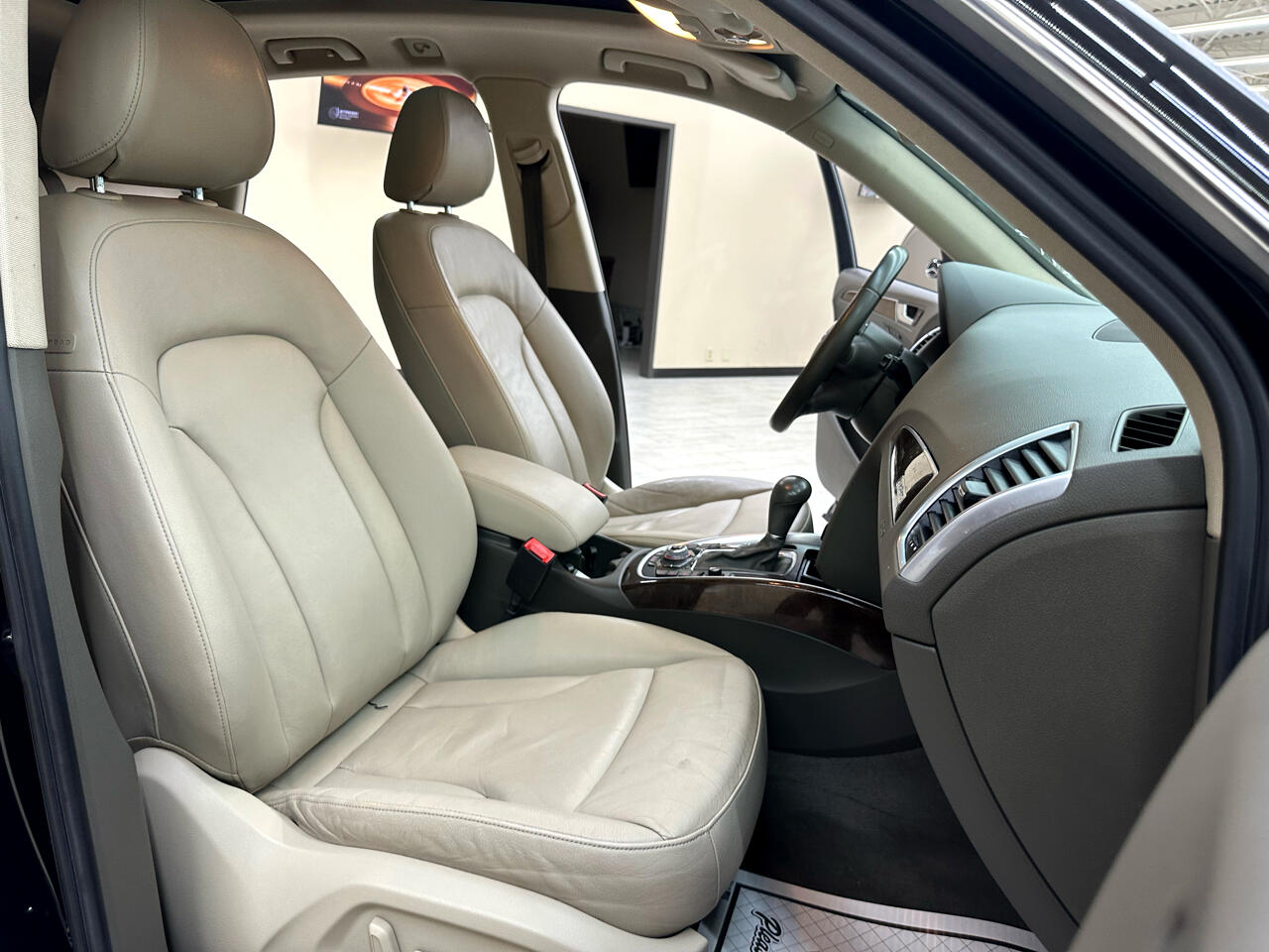 Vehicle image 18 of 44
