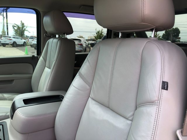 2012 Chevrolet Avalanche LT Image 13 of 30