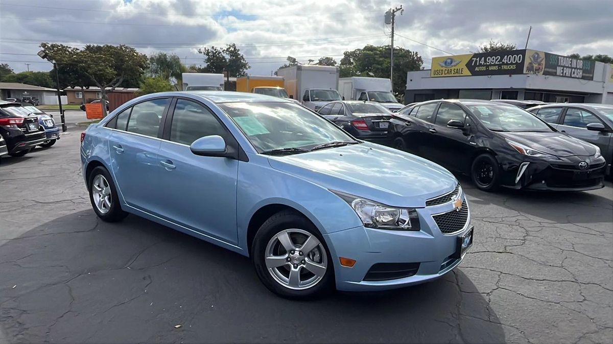 2012 Chevrolet Cruze LT 1LT Image 2 of 9