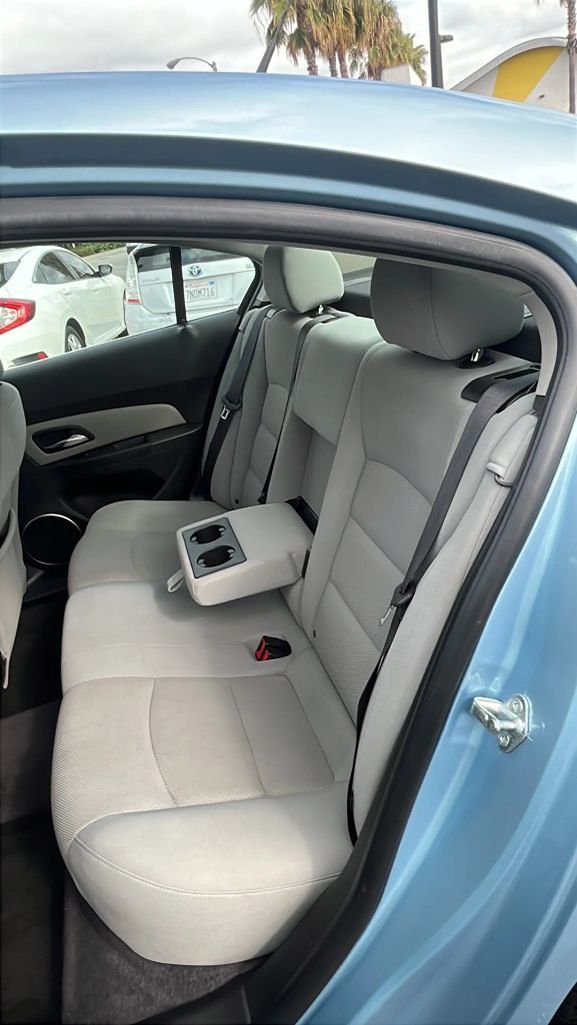 2012 Chevrolet Cruze LT 1LT Image 7 of 9
