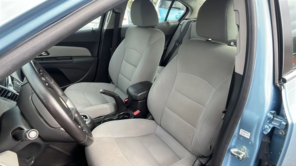 2012 Chevrolet Cruze LT 1LT Image 6 of 9