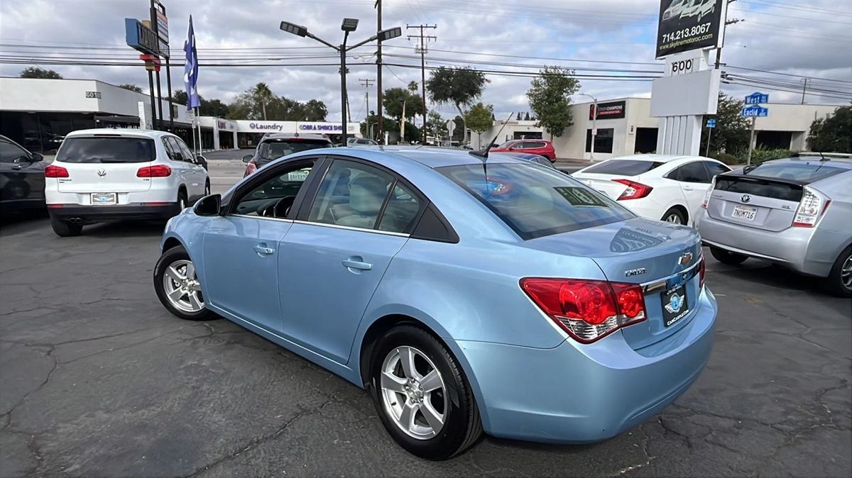 2012 Chevrolet Cruze LT 1LT Image 4 of 9