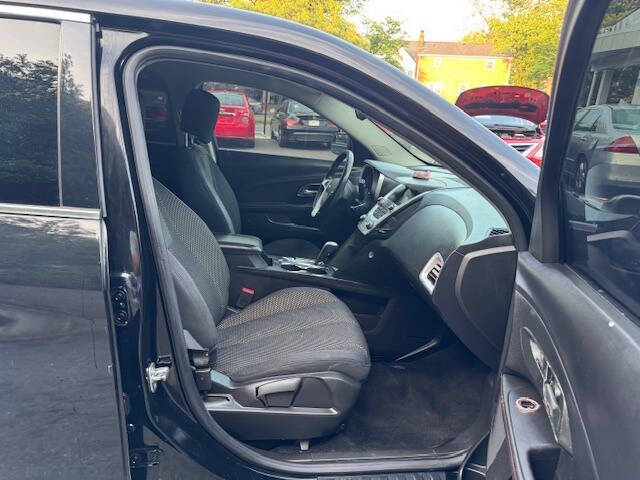Vehicle image 10 of 17