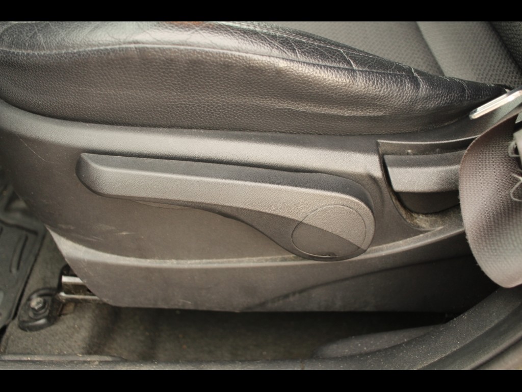 Vehicle image 26 of 28