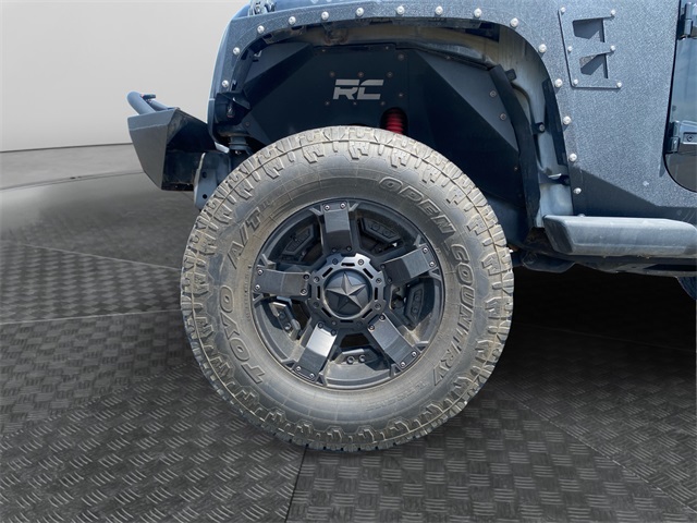 Vehicle image 32 of 35