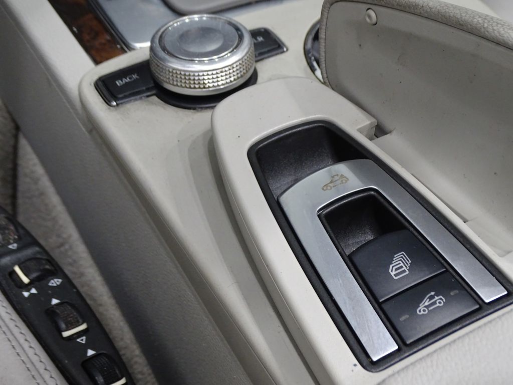 Vehicle image 35 of 42