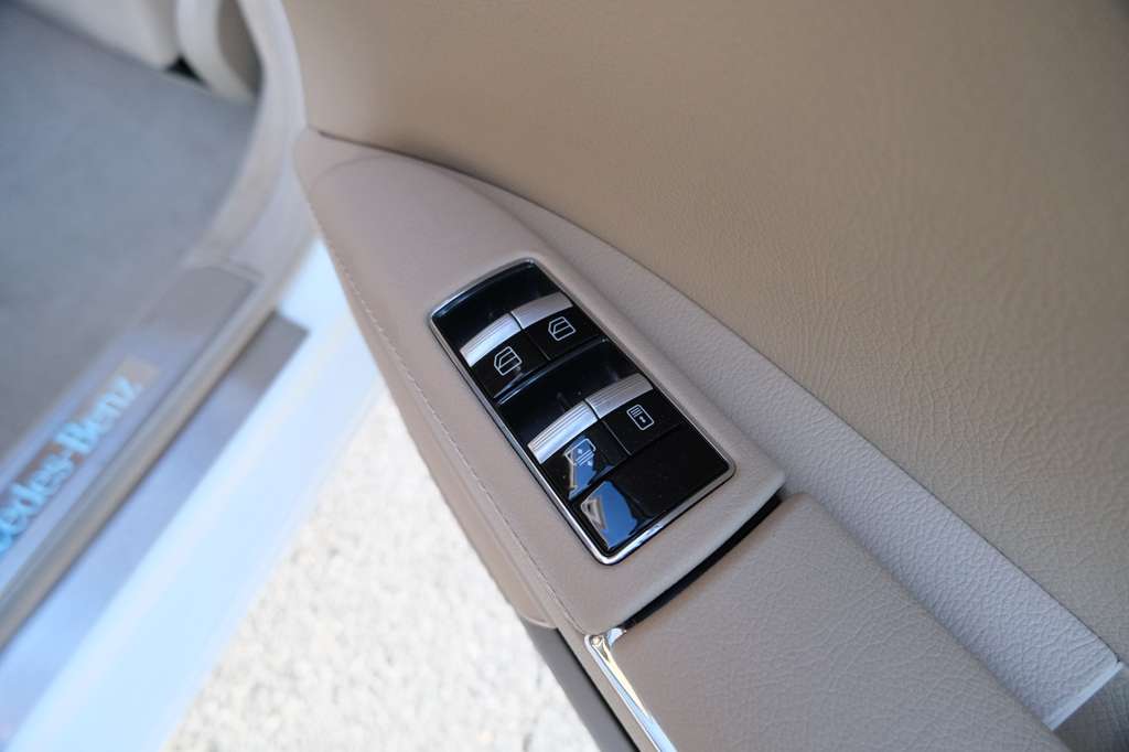 2012 Mercedes-Benz S-Class 550 Image 34 of 46