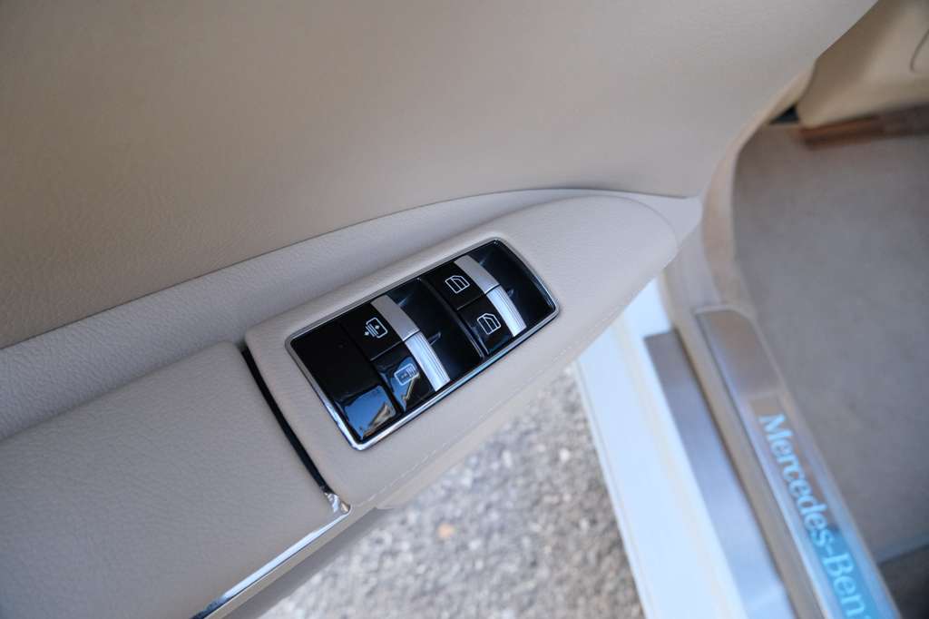 2012 Mercedes-Benz S-Class 550 Image 30 of 46