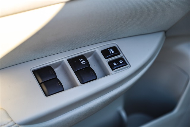 2012 Subaru Outback 2.5i Premium Image 21 of 25