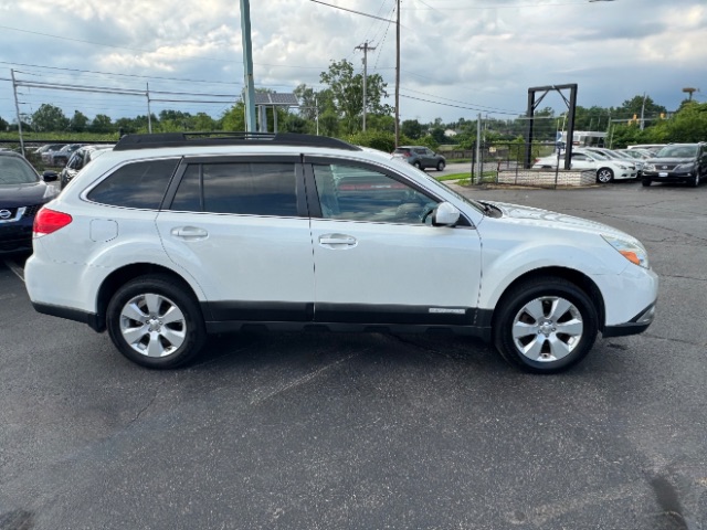 2012 Subaru Outback 2.5i Premium Image 4 of 26