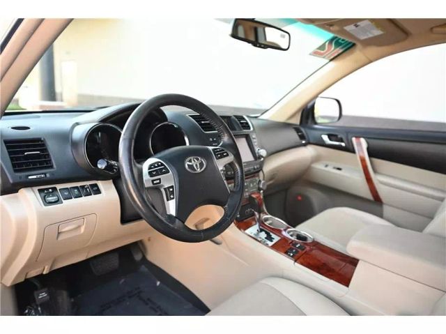 Vehicle image 19 of 33
