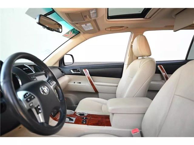 Vehicle image 22 of 33