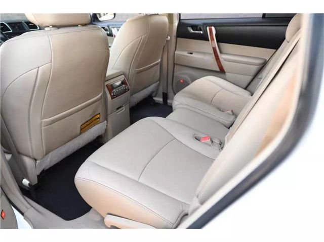 Vehicle image 15 of 33