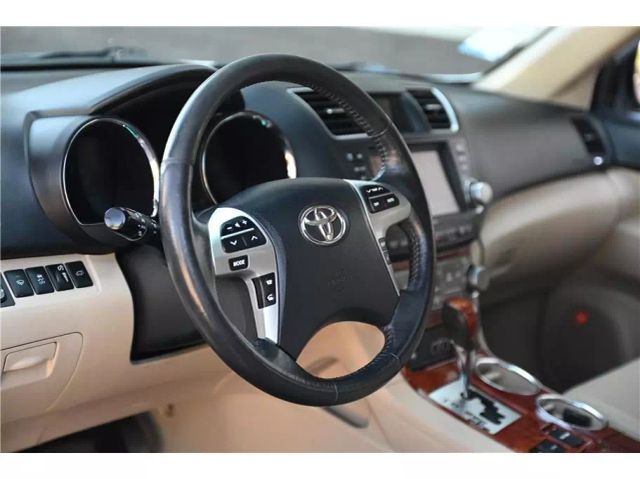 Vehicle image 21 of 33