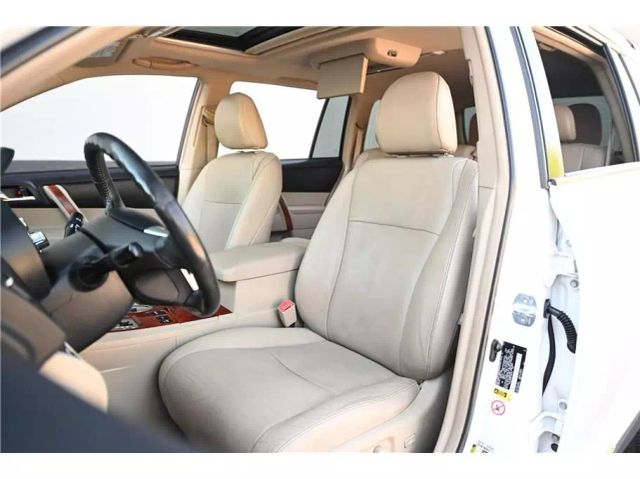 Vehicle image 16 of 33