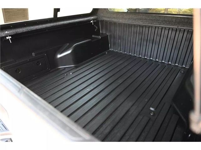 Vehicle image 17 of 32
