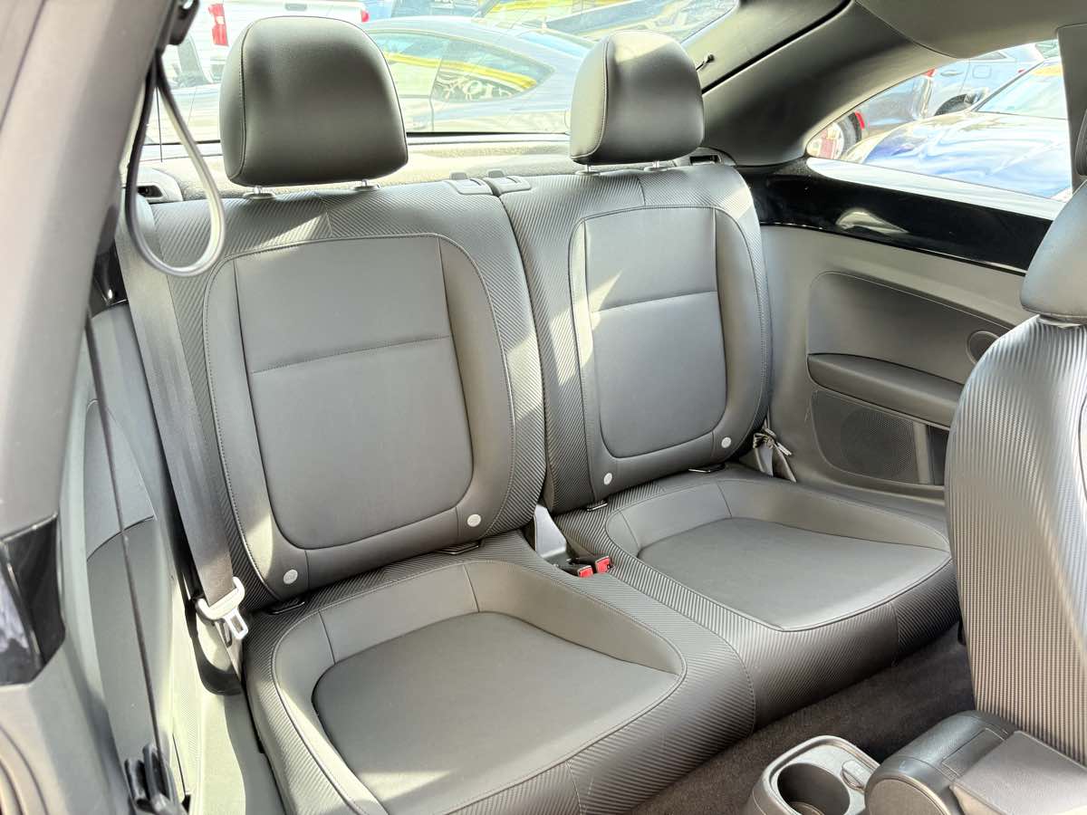 2012 Volkswagen Beetle 2.5L PZEV Image 8 of 14