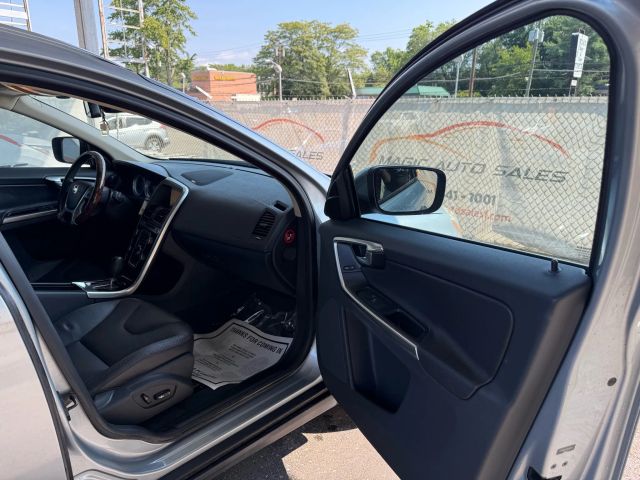 2012 Volvo XC60 3.2L Image 37 of 48