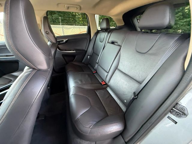2012 Volvo XC60 3.2L Image 27 of 48