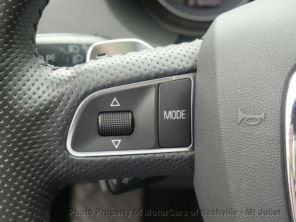 Vehicle image 32 of 44