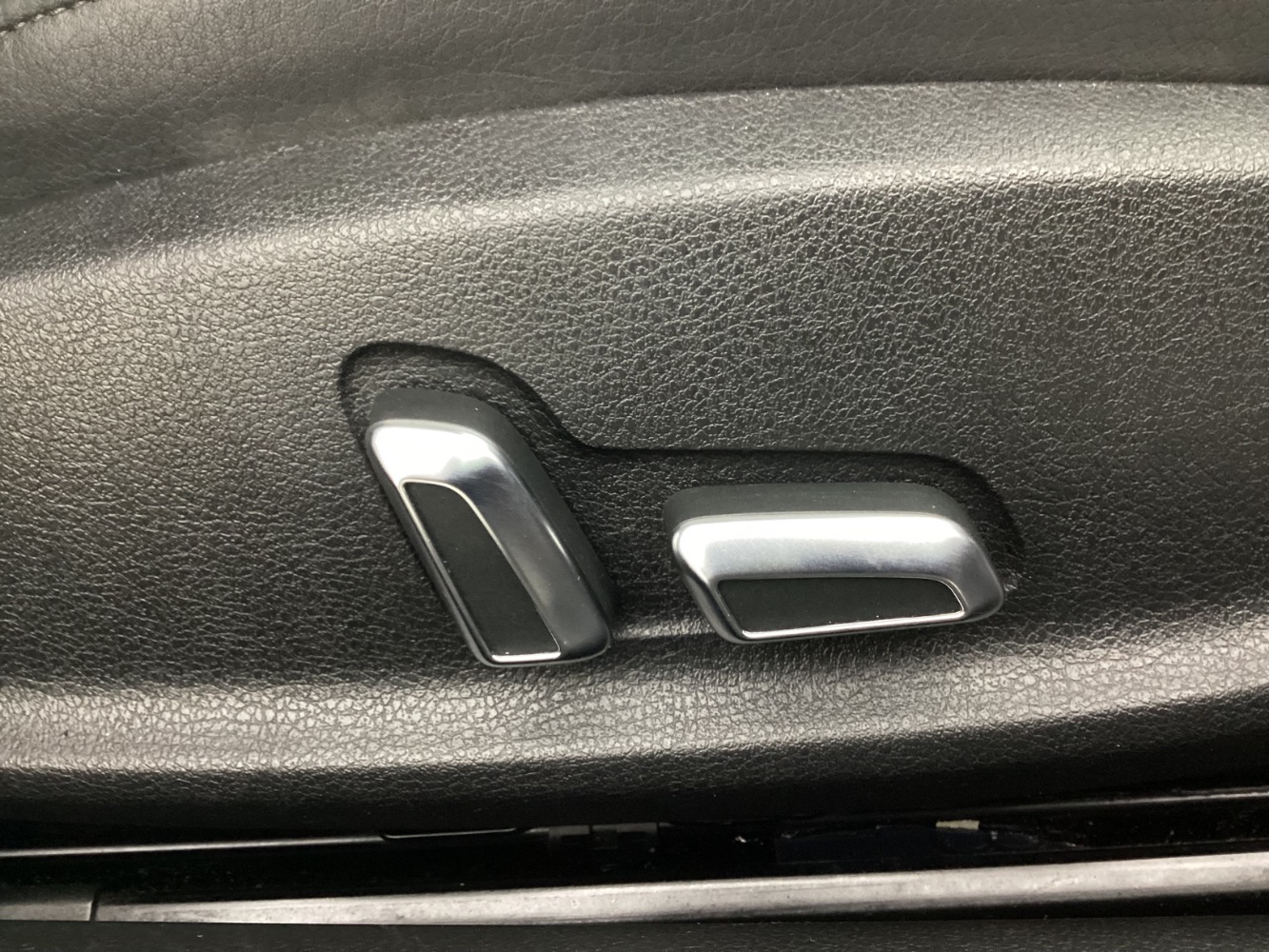 Vehicle image 36 of 46
