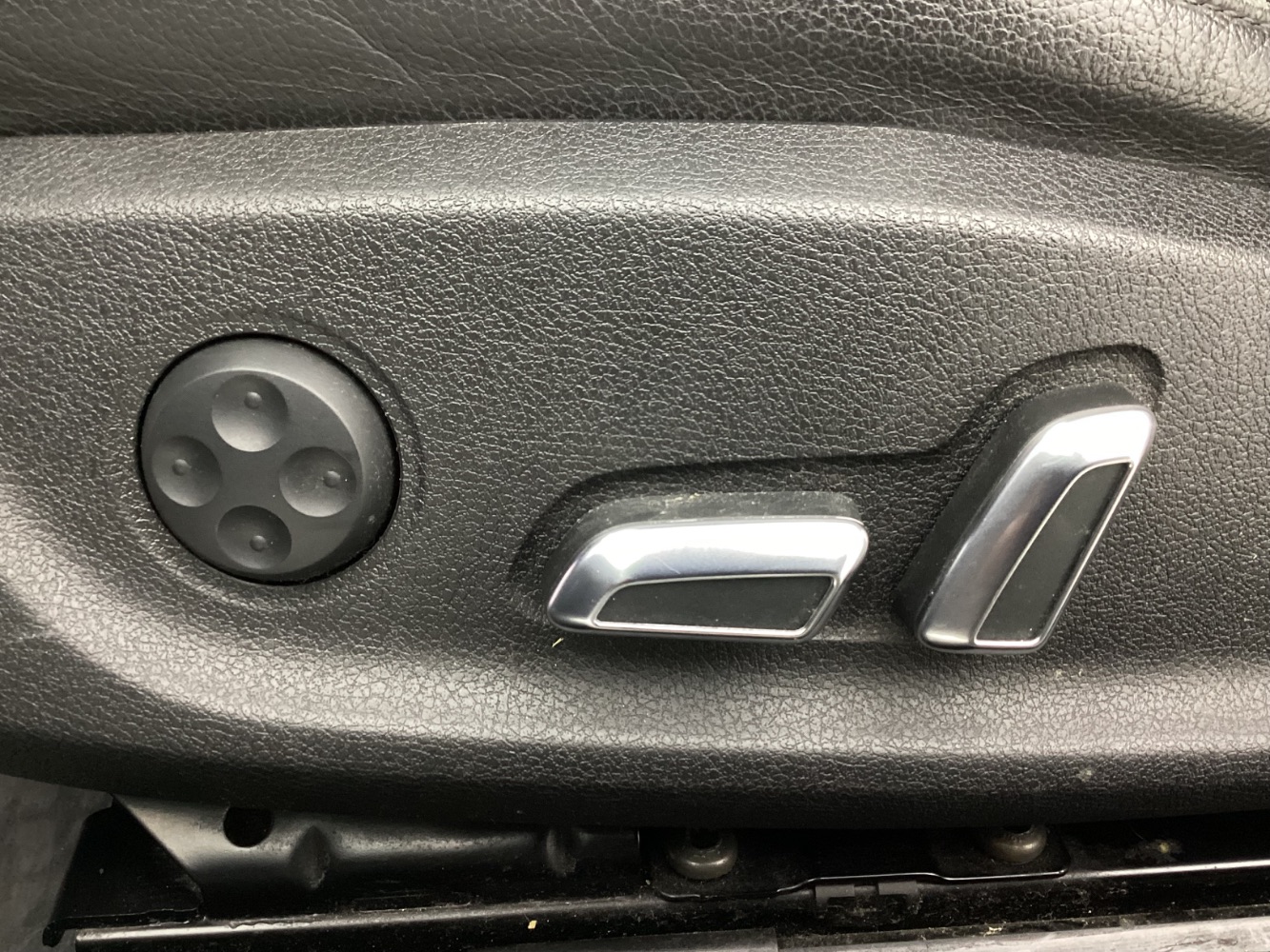 Vehicle image 34 of 46