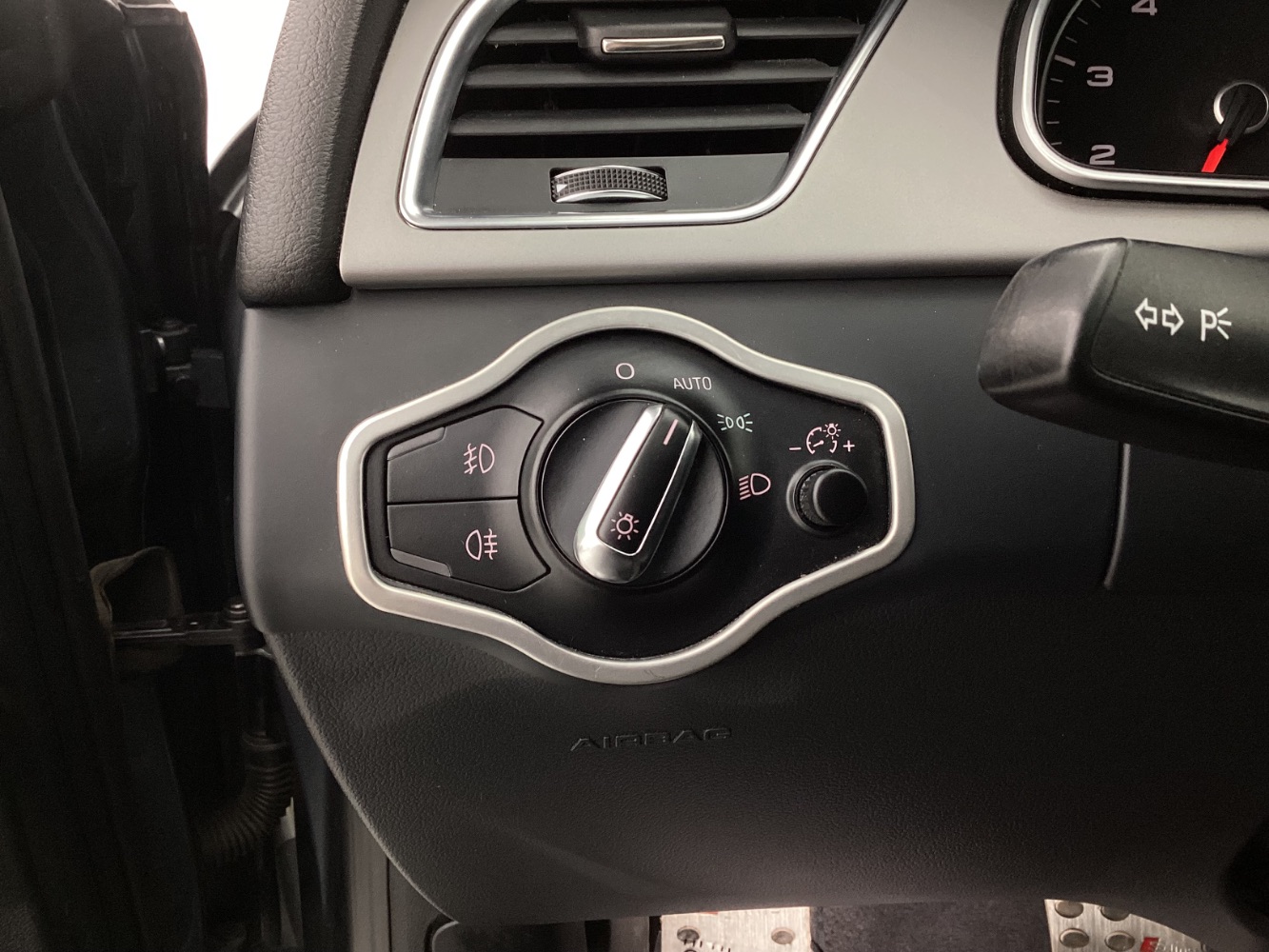 Vehicle image 32 of 46