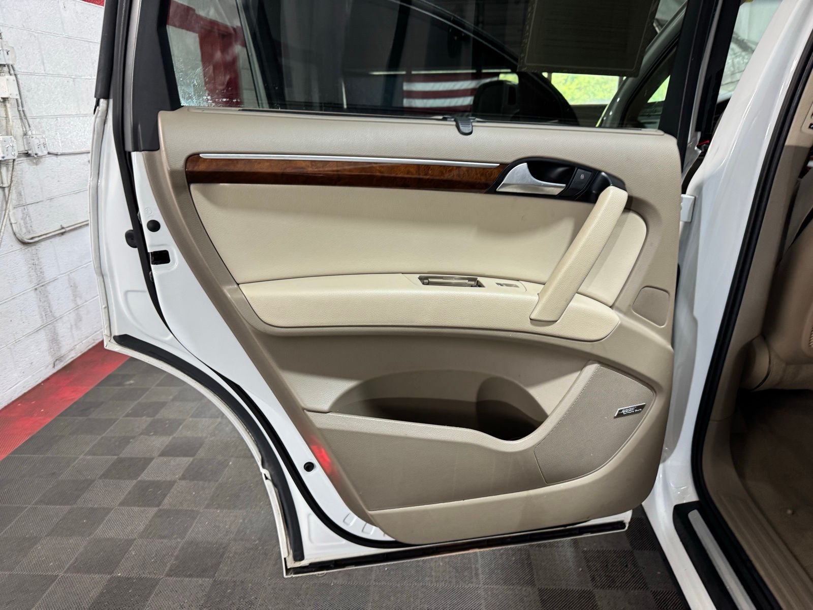 Vehicle image 25 of 30