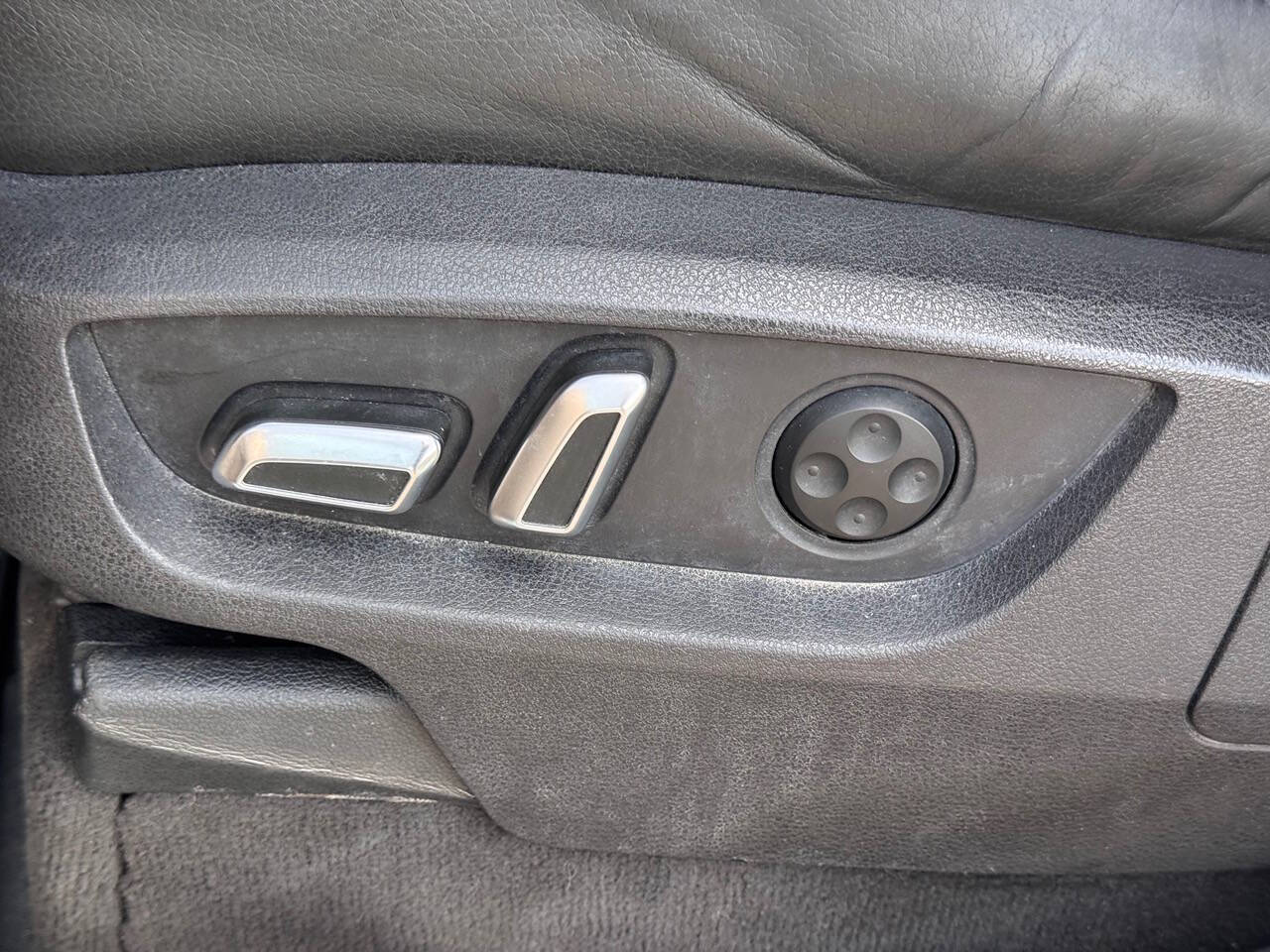 Vehicle image 23 of 34