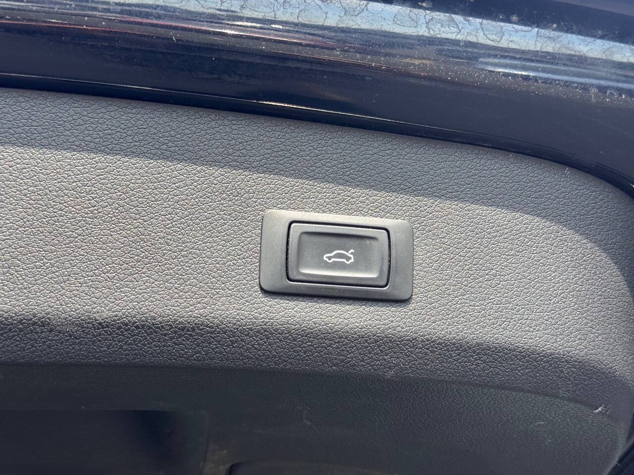 Vehicle image 33 of 34