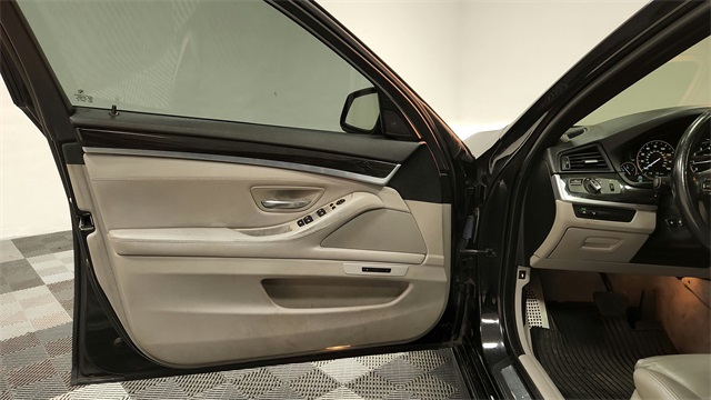 Vehicle image 17 of 24
