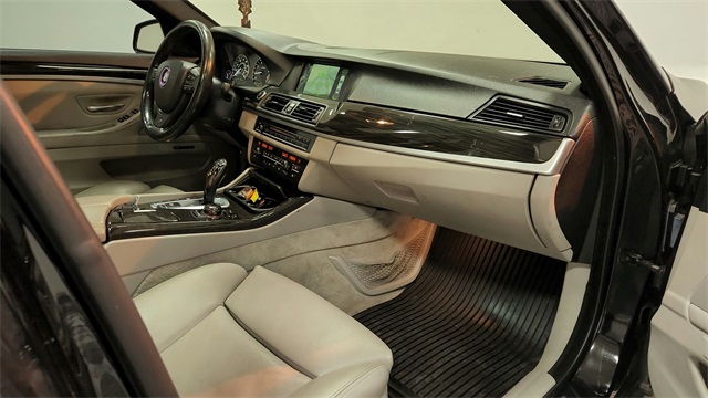 Vehicle image 22 of 24