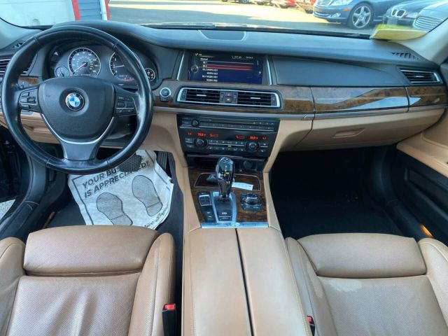 Vehicle image 10 of 27