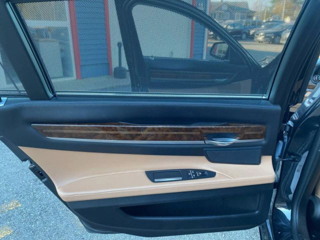 Vehicle image 13 of 27