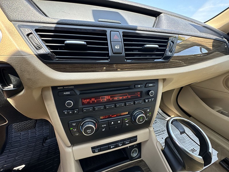 Vehicle image 23 of 32