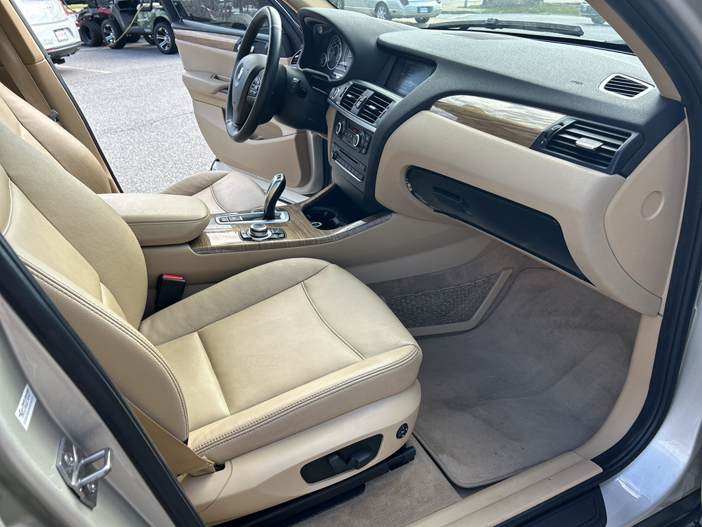 Vehicle image 13 of 28