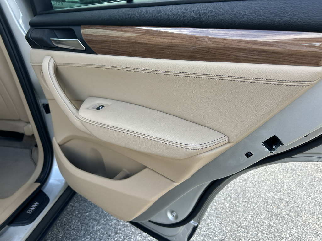 Vehicle image 25 of 28