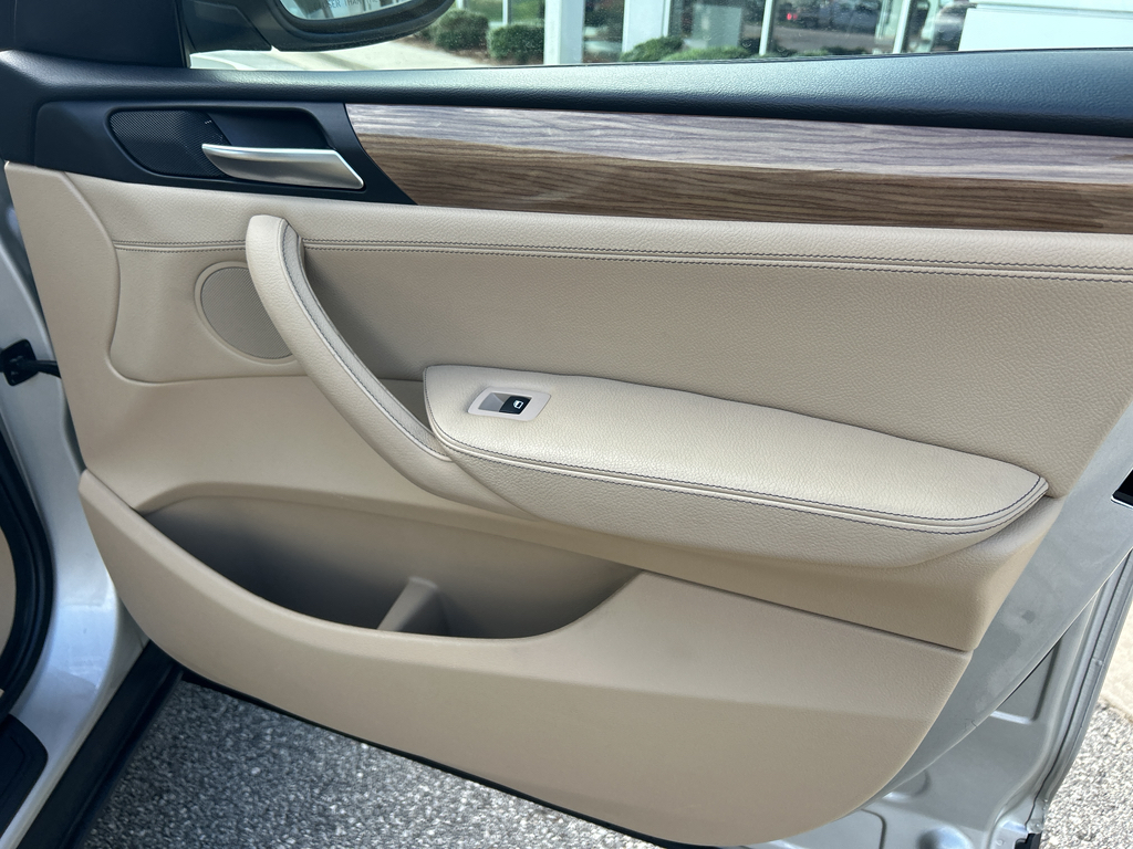 Vehicle image 23 of 28