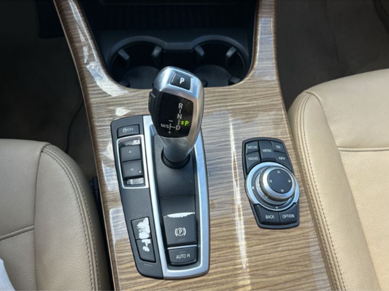 Vehicle image 21 of 28