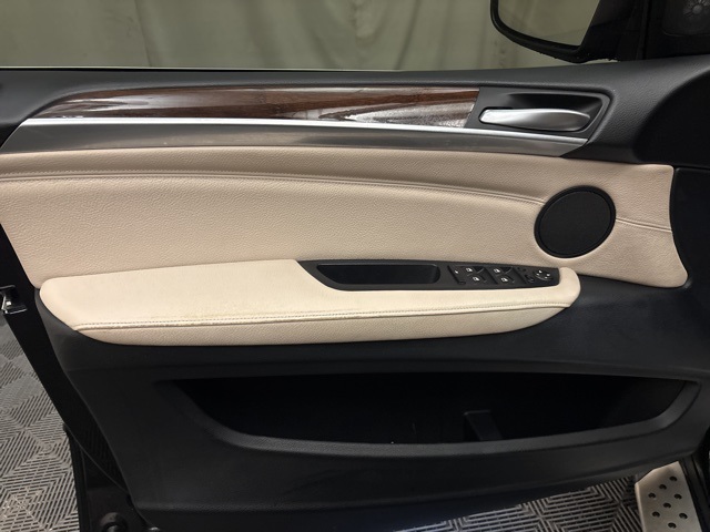 Vehicle image 9 of 27