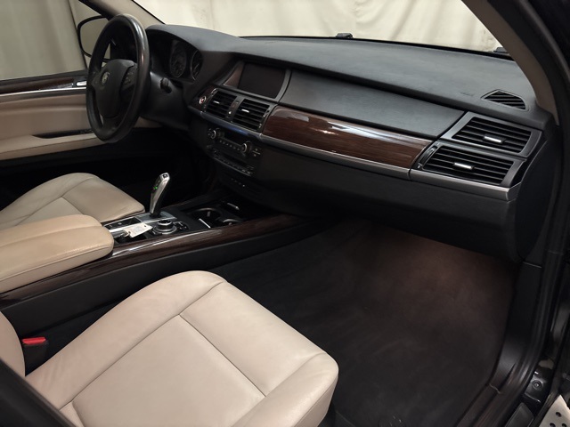 Vehicle image 23 of 27