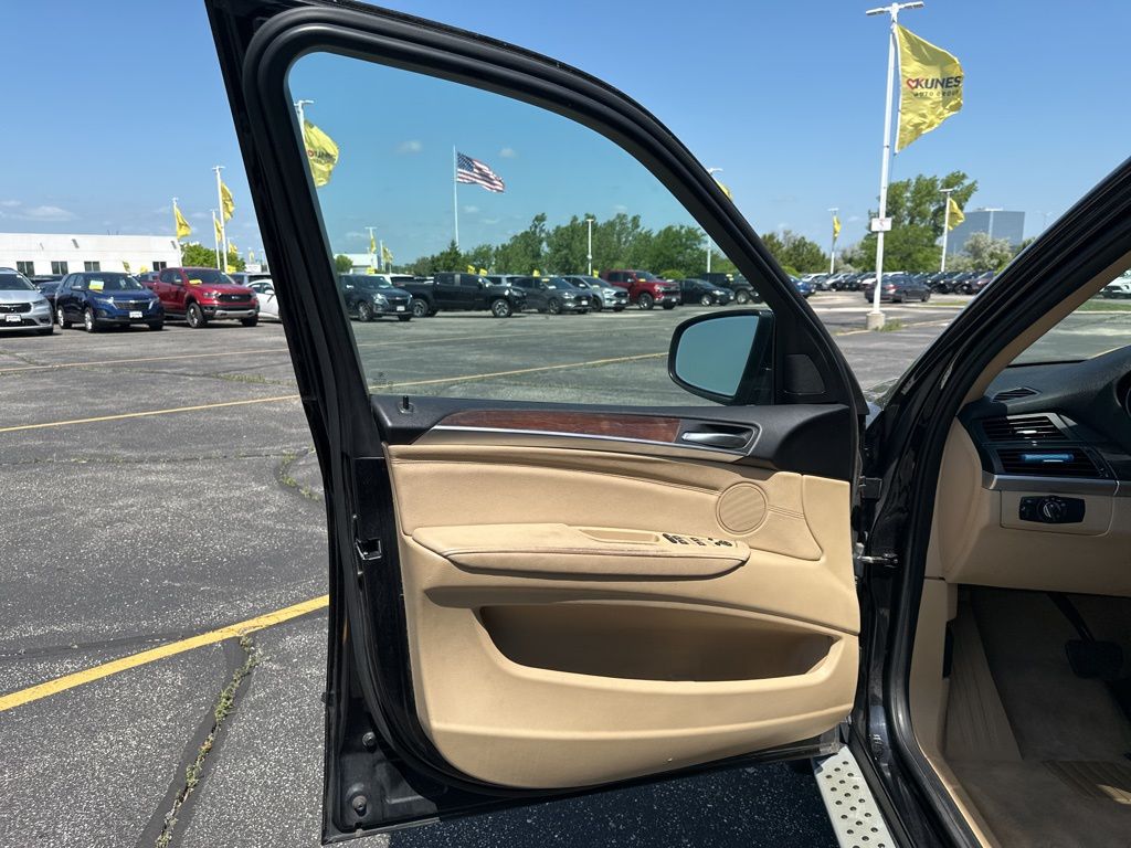 Vehicle image 14 of 26