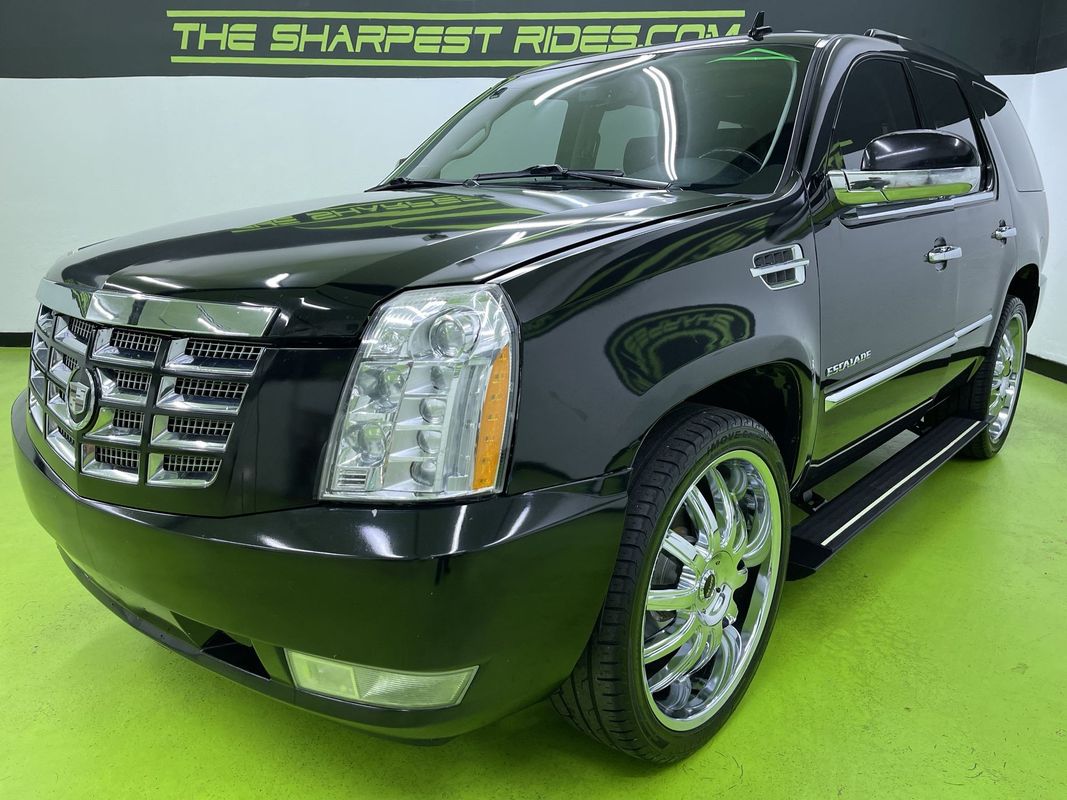 2013 Cadillac Escalade Platinum Edition Image 2 of 33