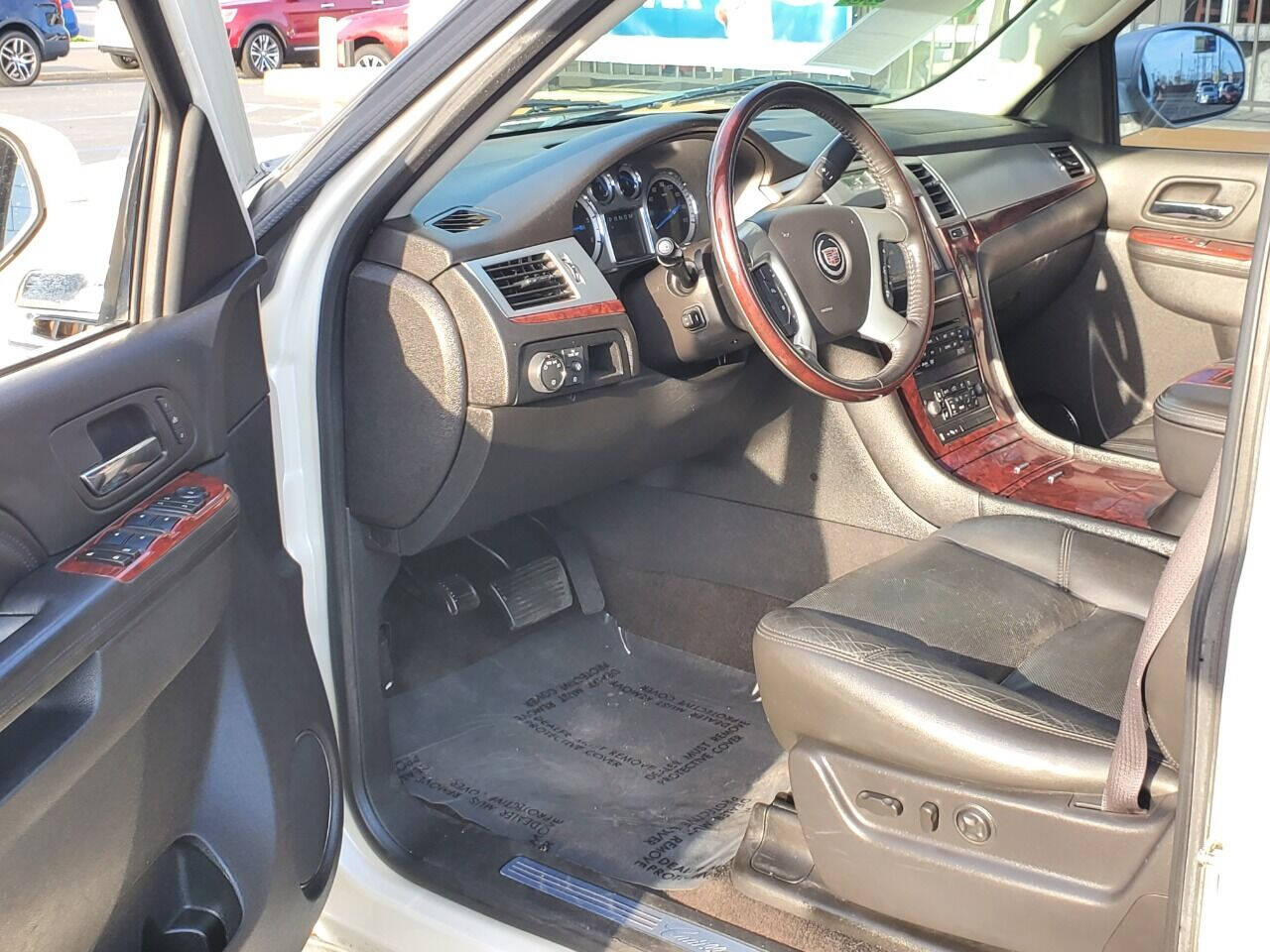 Vehicle image 10 of 32