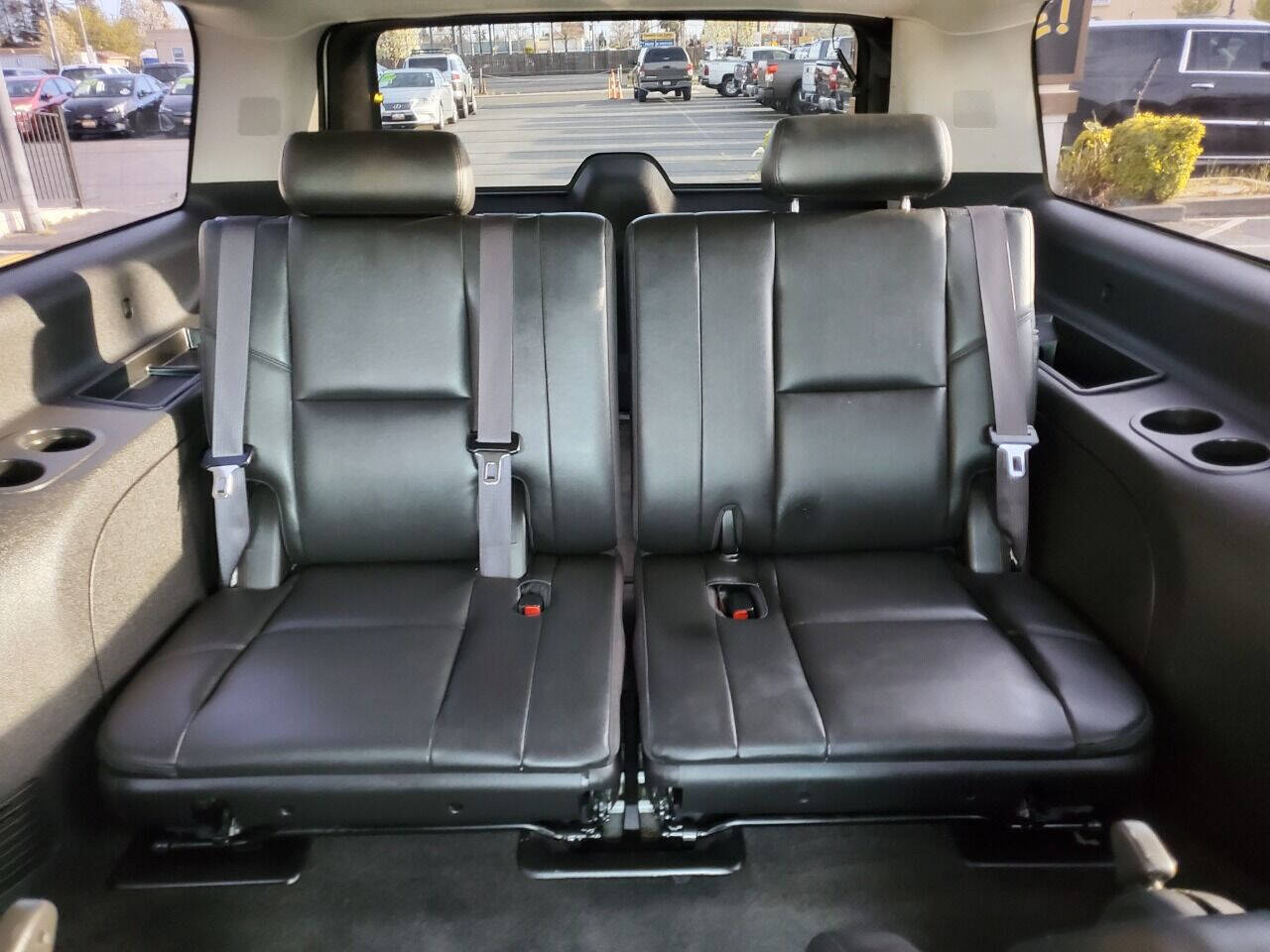 Vehicle image 23 of 32